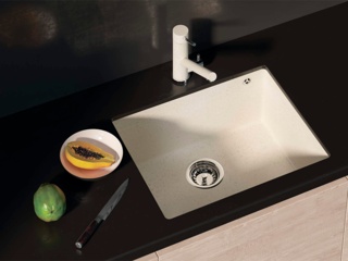 Белые кухонные смесители от бренда Omoikiri