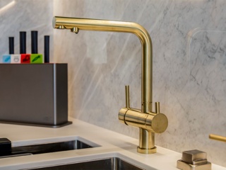 Как починить смеситель, который протекает у основания?