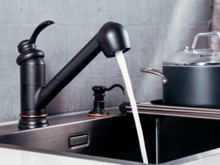 Как починить смеситель, который протекает у основания?