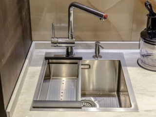 Как ухаживать за мойкой из нержавеющей стали?