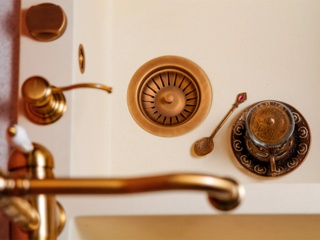 Зачем нужен клапан автомат в кухонных мойках?