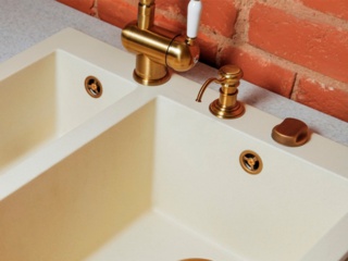 Дозаторы моющих средств Omoikiri цвета античной латуни