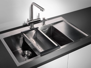 Смесители с хромированным покрытием в интерьере кухни