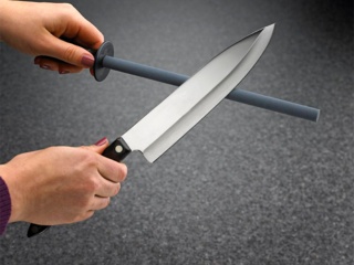 Заточка ножей с помощью водного камня