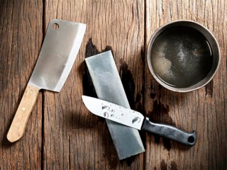 Заточка ножей с помощью водного камня