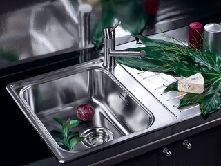 Установка кухонной мойки под столешницу