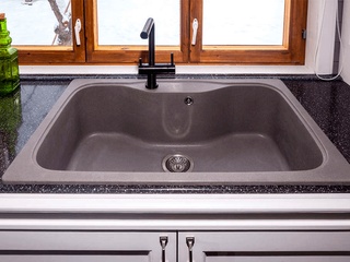 Кухонные мойки в сером цвете от компании Omoikiri