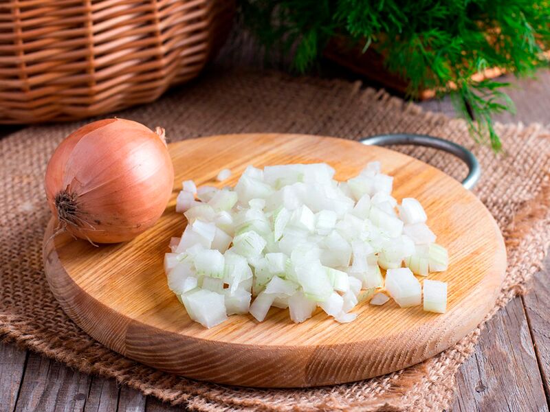 Как быстро нарезать репчатый лук кубиками