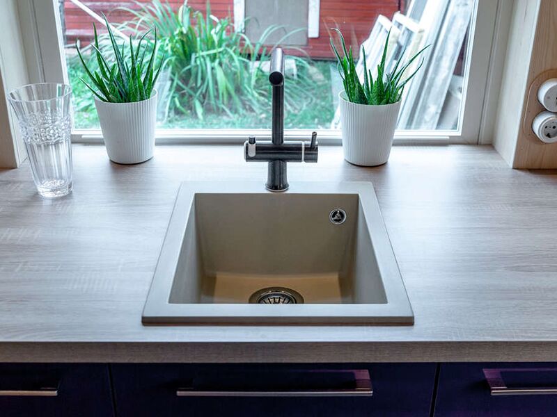 Установка кухонной мойки под окно