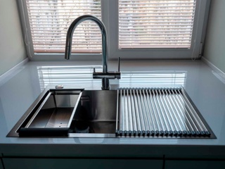 Установка кухонной мойки под окно