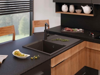 Установка кухонной мойки под окно