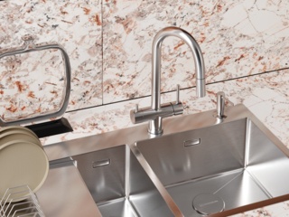 Установка смесителя в кухонную мойку из нержавеющей стали