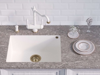 Сантехника Omoikiri для кухни в интерьере «барокко»