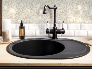 Сантехника Omoikiri для кухни в интерьере «барокко»