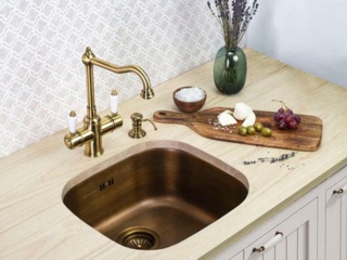 Сантехника Omoikiri для кухни в интерьере «барокко»