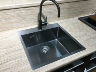 Матовая полировка моек Omoikiri из нержавеющей стали