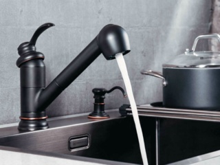 Гибкая подводка в оплетке из нержавеющей стали в смесителях Omoikiri 