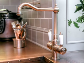 Мойки и смесители оттенка «античная латунь»