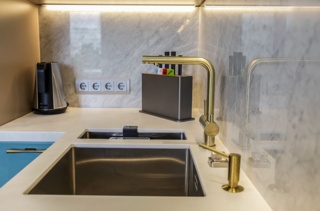 Дозатор OMOIKIRI OM-02-PVD-G – дополнение рабочей зоны кухни