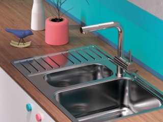 Из чего делают кухонные смесители: популярные материалы