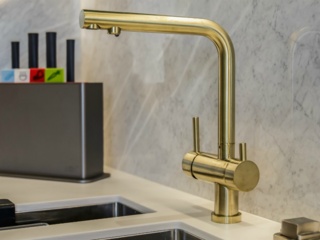 Из чего делают кухонные смесители: популярные материалы