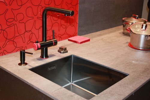 Смеситель Omoikiri Hotaru-R латунь/вороненая сталь/красный, 4994026